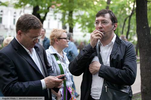 Александр Белов (справа) во время акции «ОкуппайАбай» на Чистопрудном бульваре